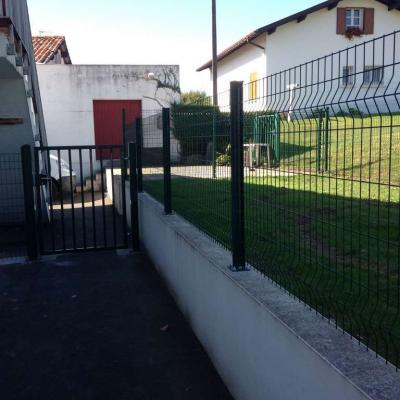 Pose clôture en panneaux soudés et portillon dans le cadre d’une sécurisation d’école.